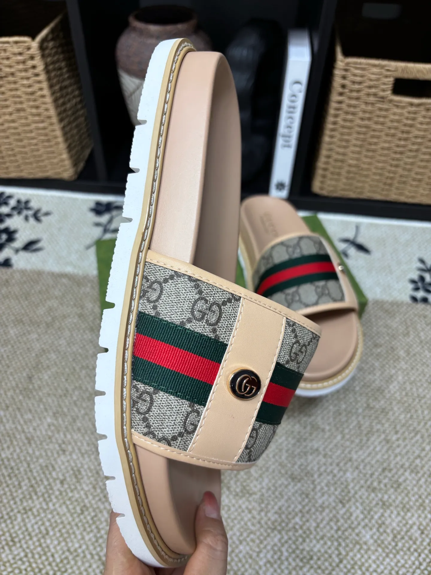Factory 💰 300 yuan Gucci slippers] high-end men's shoes brand official website 1:1 latest masterpiece: original mold customization, the fabric is made of imported original materials, upgraded outsole, lighter and non-slip. The market's top quality, simple yet tasteful, a must-have for fashionistas, fashionable at your feet, full of confidence, the same style at the counter 👍The season of summer slippers is here. Code: 38-45 (45 customized)